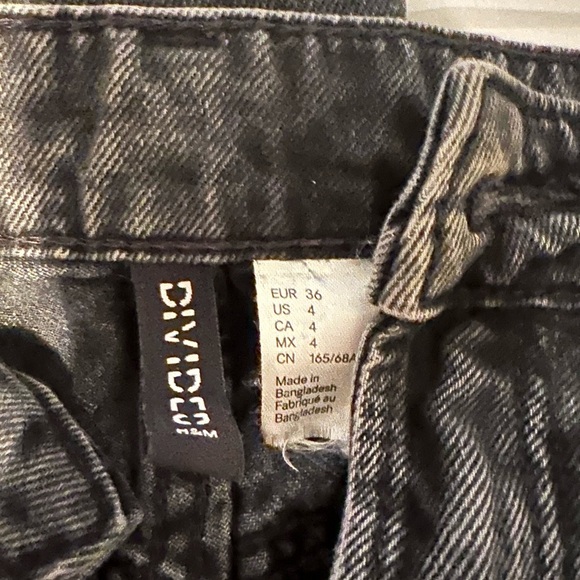 H&M faded black/grey wash jeans
Size 4
Between straight and wide leg - Picture 6 of 6